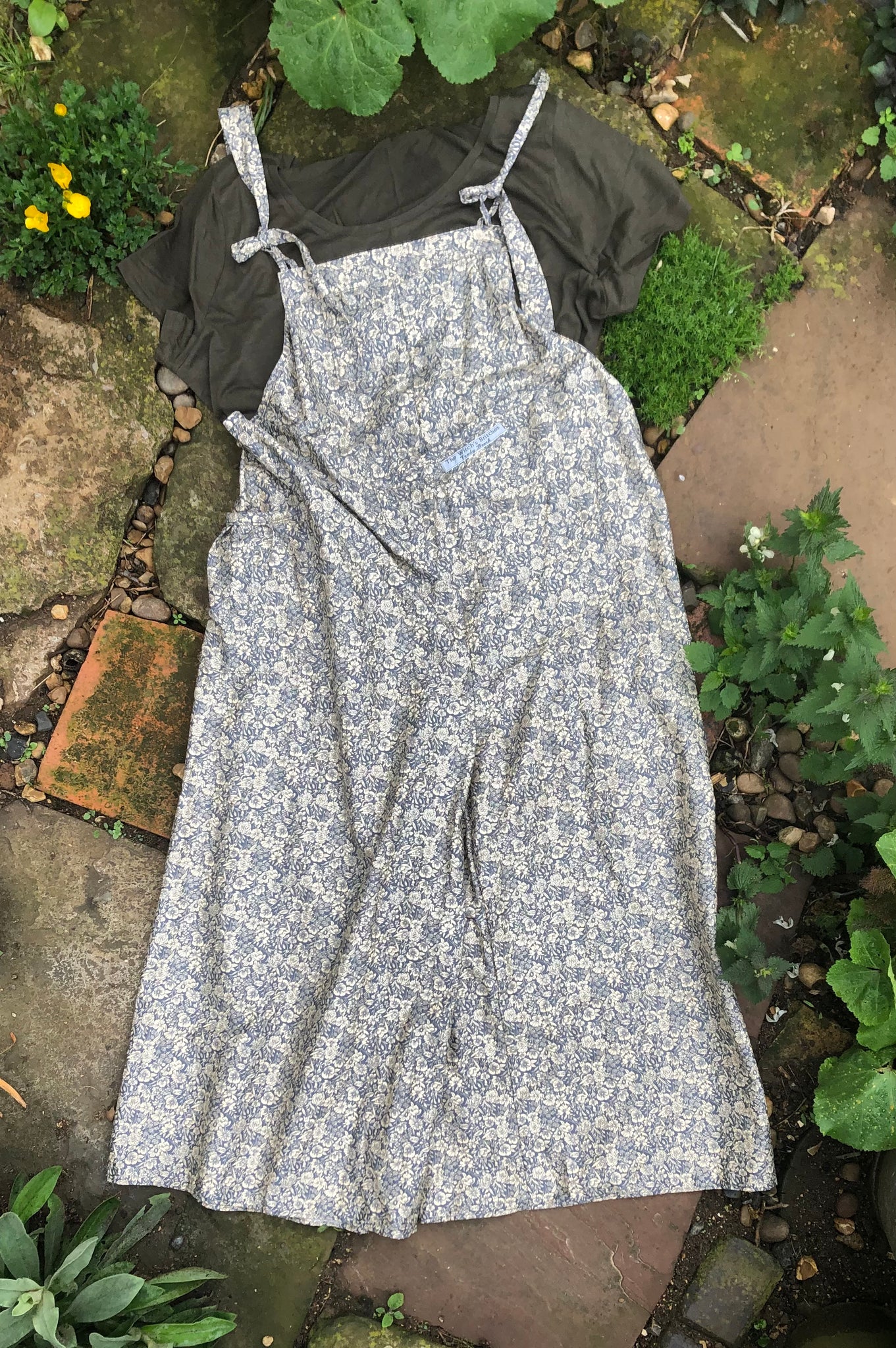 Grey and cream floral cotton women’s baggy dungarees (50”)
