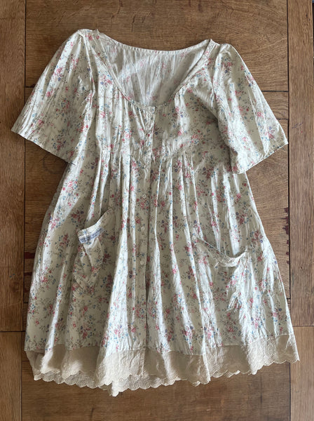 Rose floral on cream cotton women’s short sleeved button front dress/jacket (40” bust)