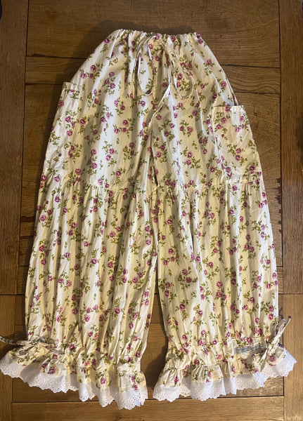 Roses on cream cotton women’s long baggy bloomers (42”)