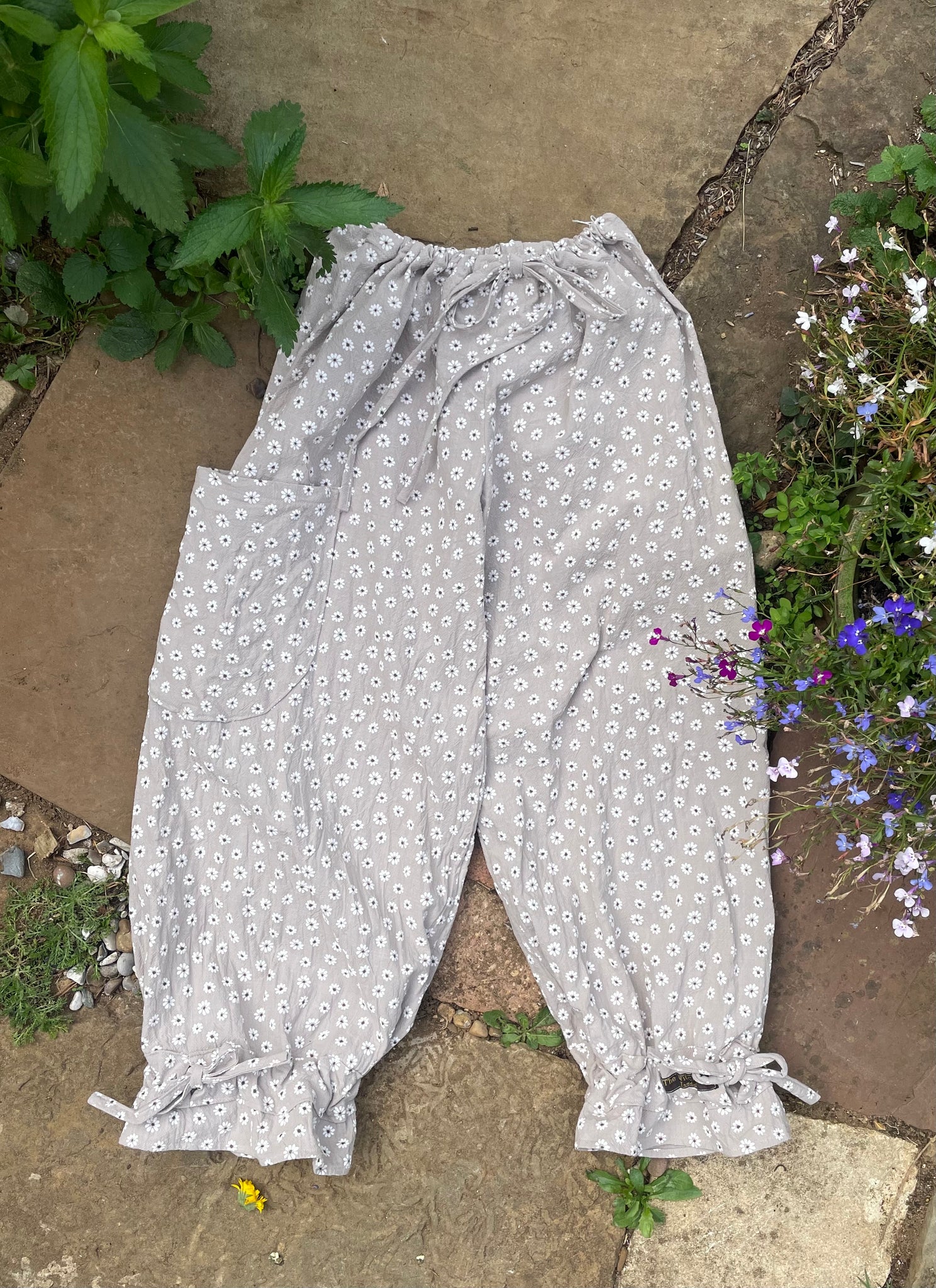 Daisies on fawn cotton women’s long bloomers (38”)