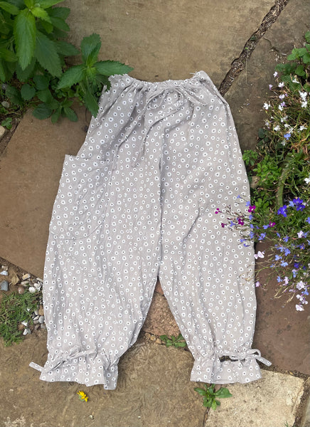 Daisies on fawn cotton women’s long bloomers (38”)