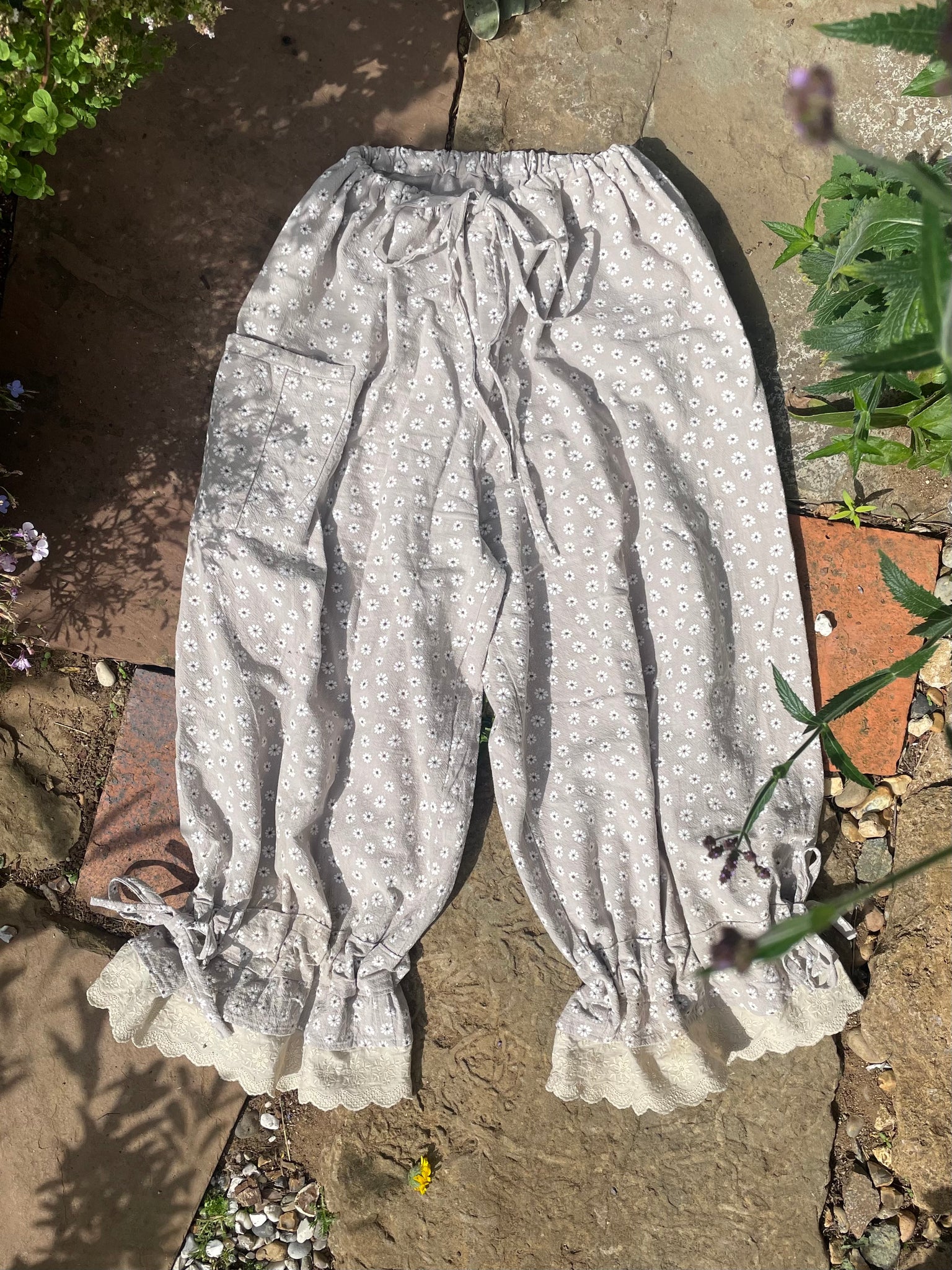 Daisies on fawn cotton women’s long bloomers (40”)