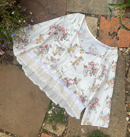 Summer roses on cream cotton women’s button front jacket top (46” bust)