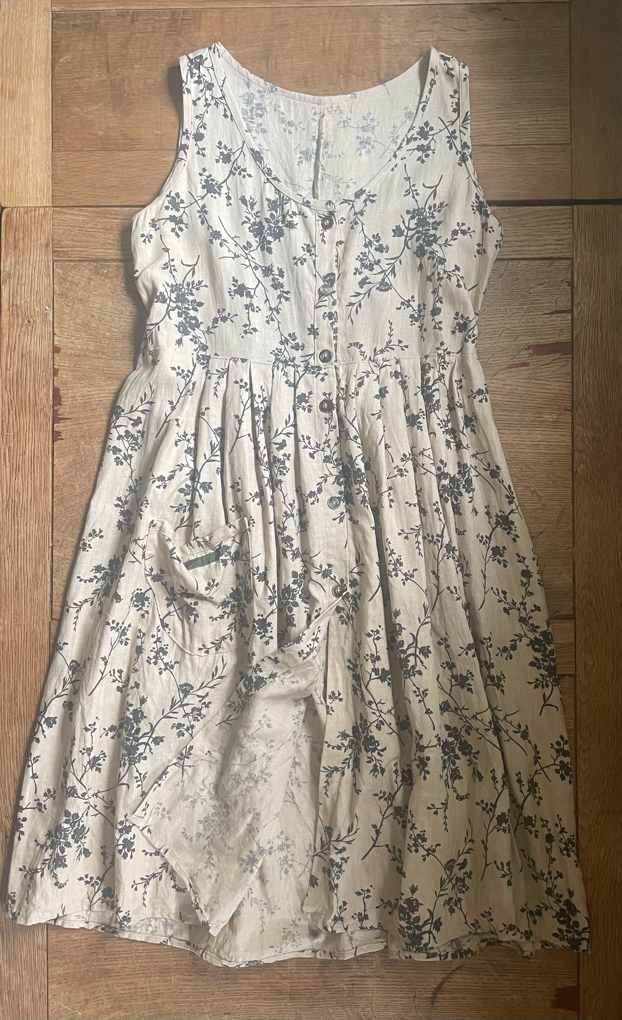 Black on fawn floral linen women’s sleeveless button front dress jacket (38” bust)