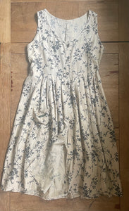 Black on fawn floral linen women’s sleeveless button front dress jacket (38” bust)
