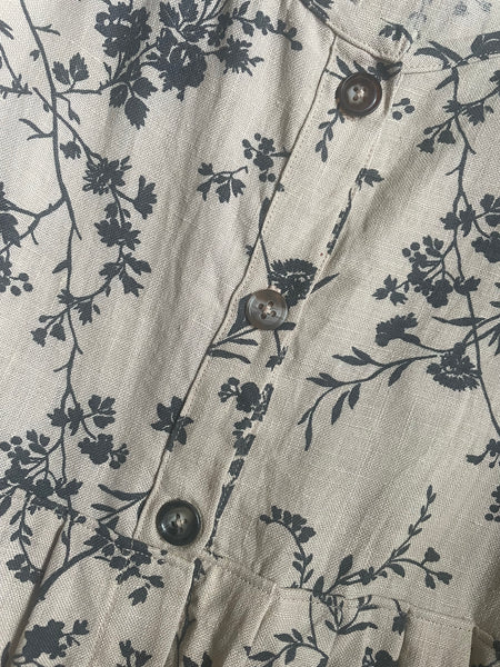 Black on fawn floral linen women’s sleeveless button front dress jacket (38” bust)