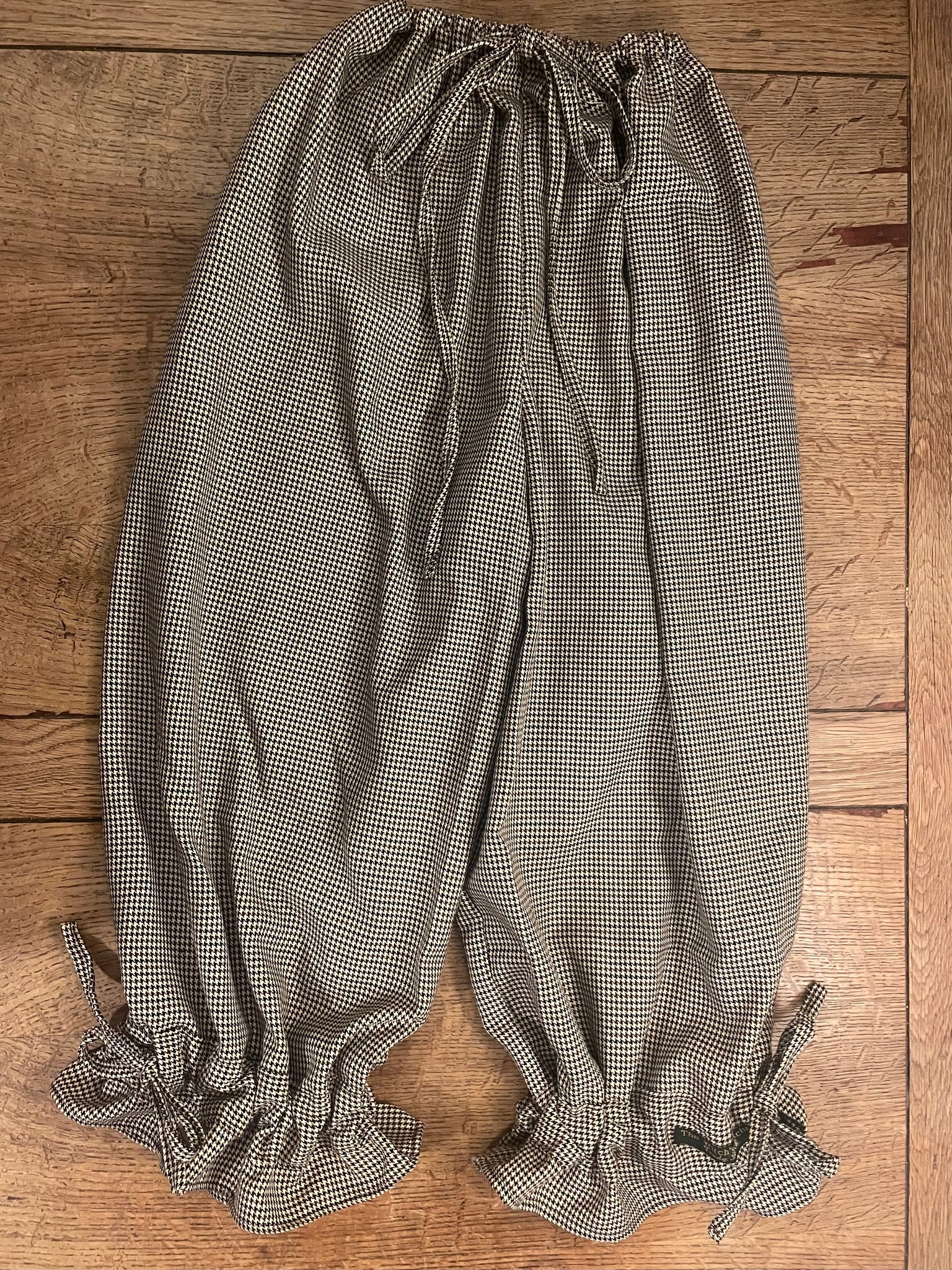 Fawn dogtooth check cotton wool blend women’s long bloomers (42”)