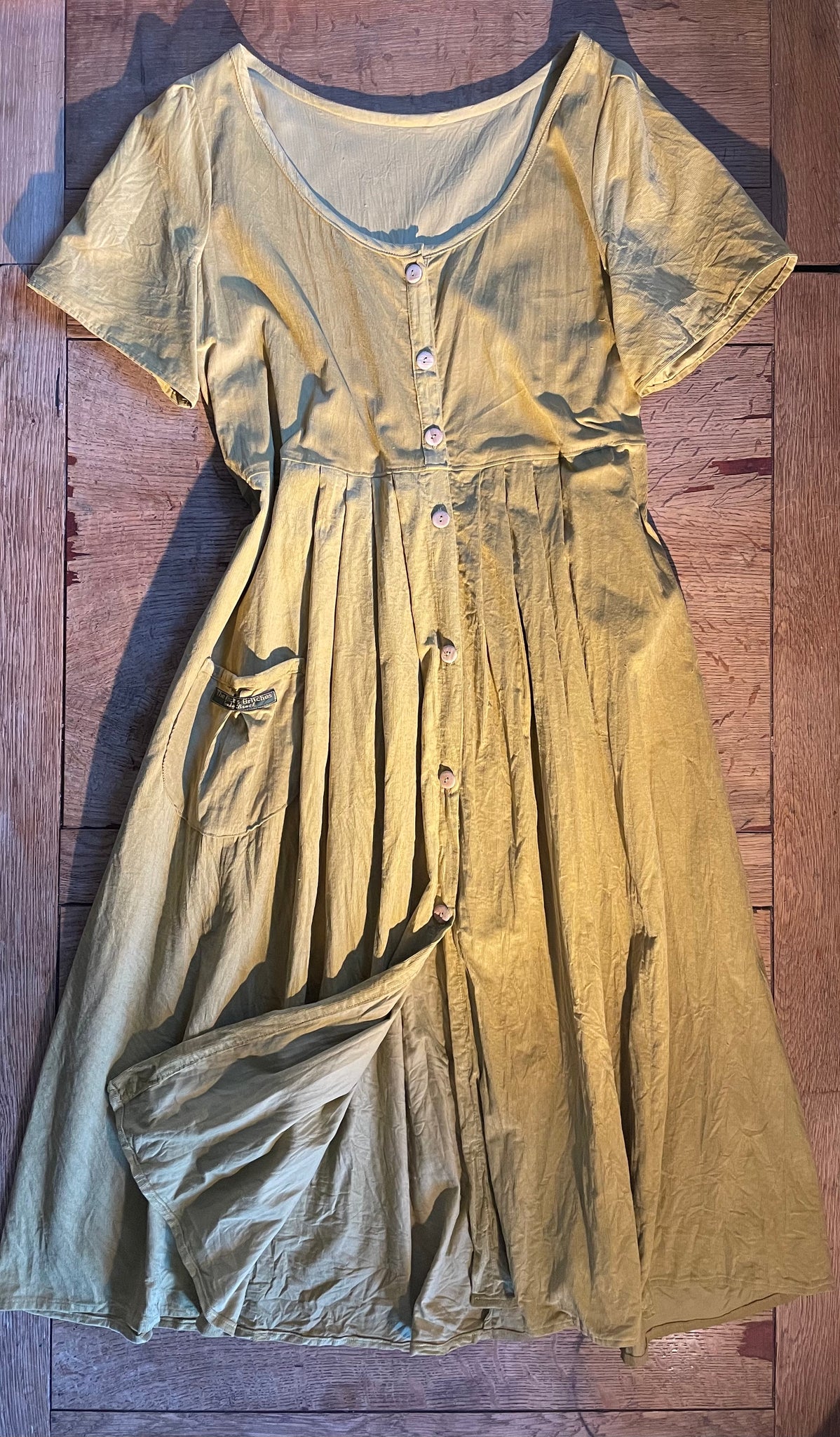 Old gold needle cord cotton women’s shortsleeved button front dress (44” bust)