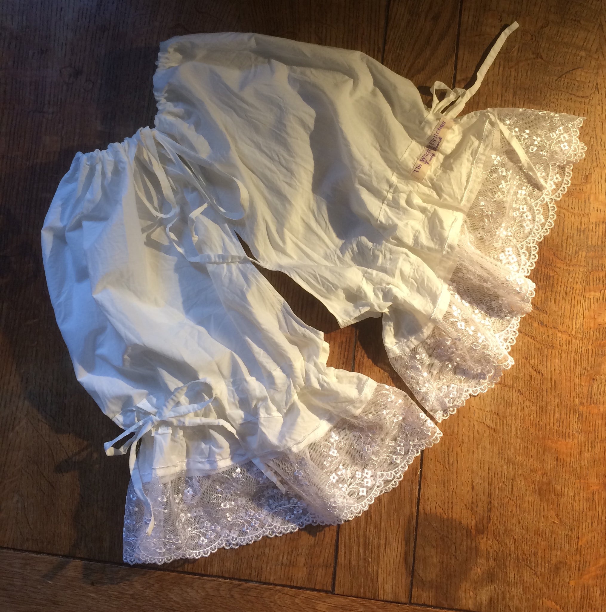 Cream cotton lawn women’s short crotchless bloomers (40”)