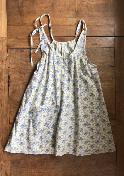 Wedgewood floral cotton women’s pinafore dress (40” bust)