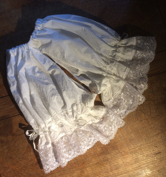 Cream cotton lawn women’s short crotchless bloomers (40”)