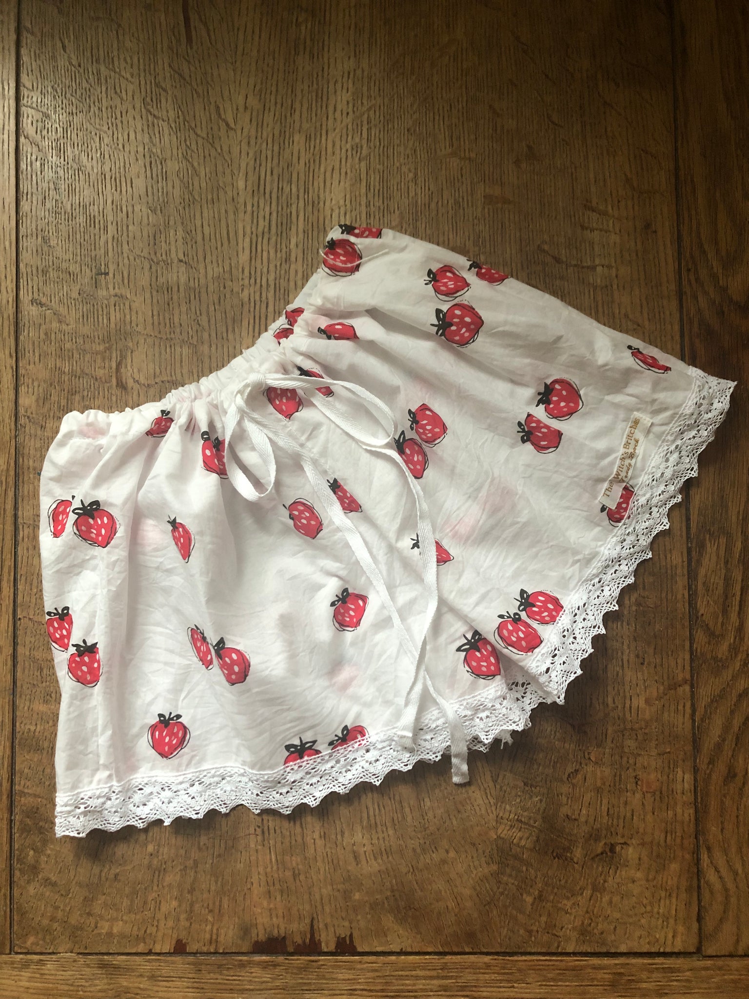 Strawberry print on white cotton batiste women’s boxer shorts (38”)